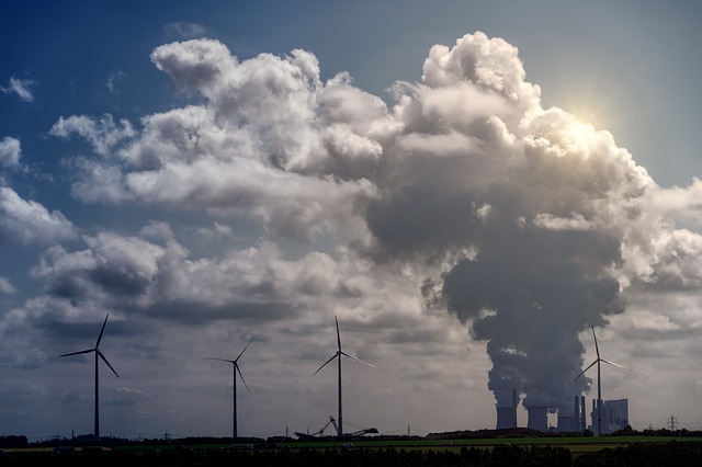 Kohlekraftwerk und Windräder Kohlekraftwerk und Windräder