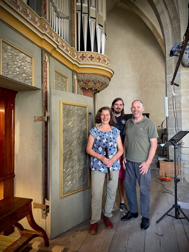 Künstler vor der Orgel