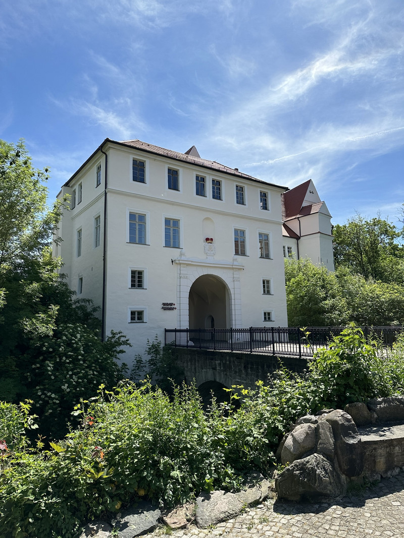 Haus mit Krone am Eingang